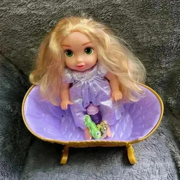 Disney Princess Royal  Rapunzel Cradle
Set Toys R Us Exclusive Complete - Picture 1 of 16